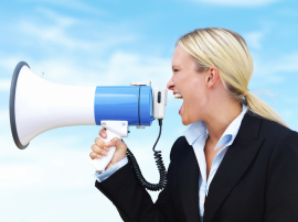 Frau brüllt in ein Megafon